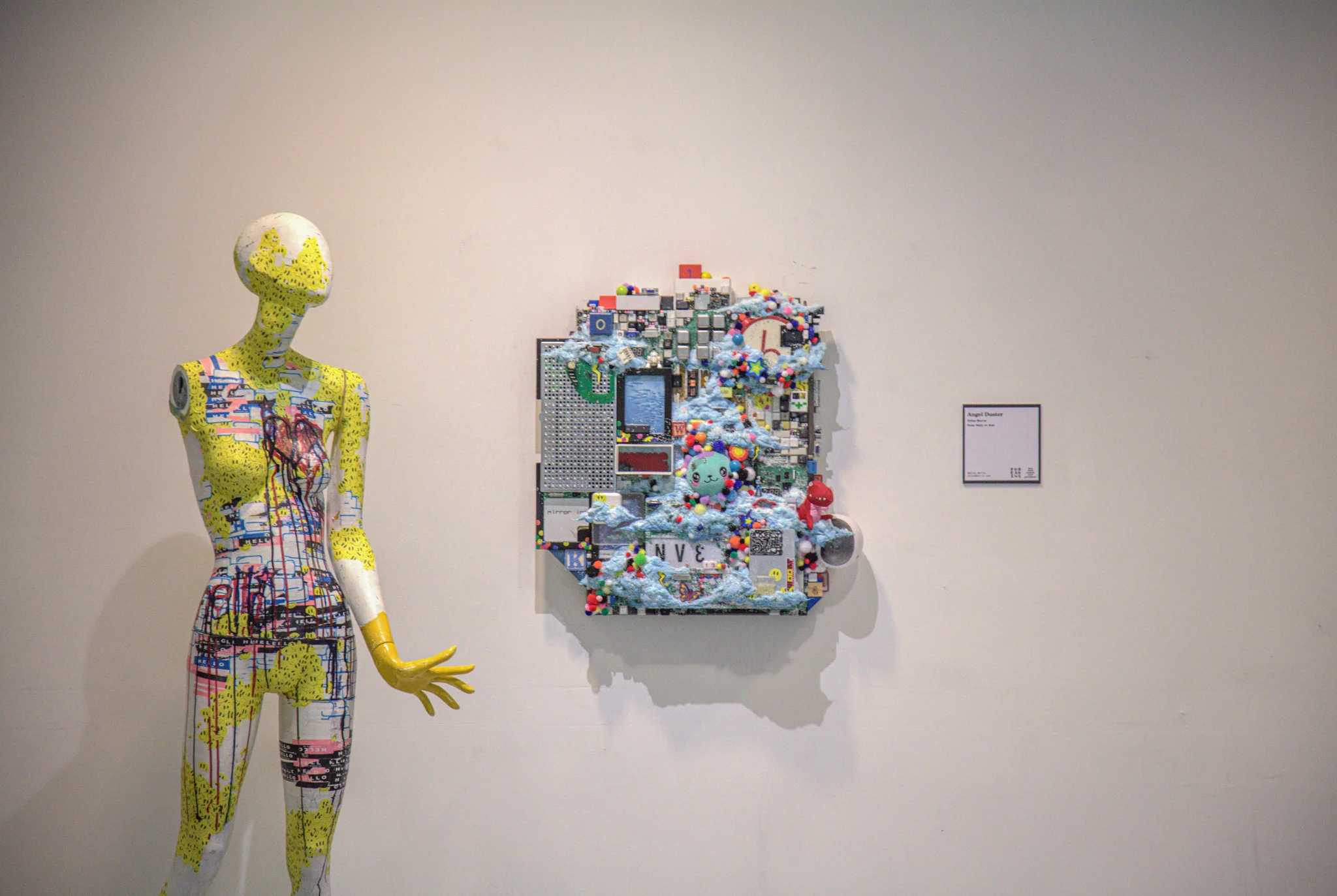 Screen surrounded by wires, with a plate on a webbrowser