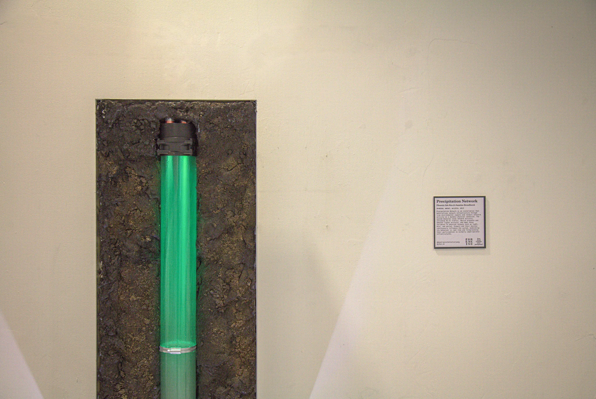 Screen surrounded by wires, with a plate on a webbrowser