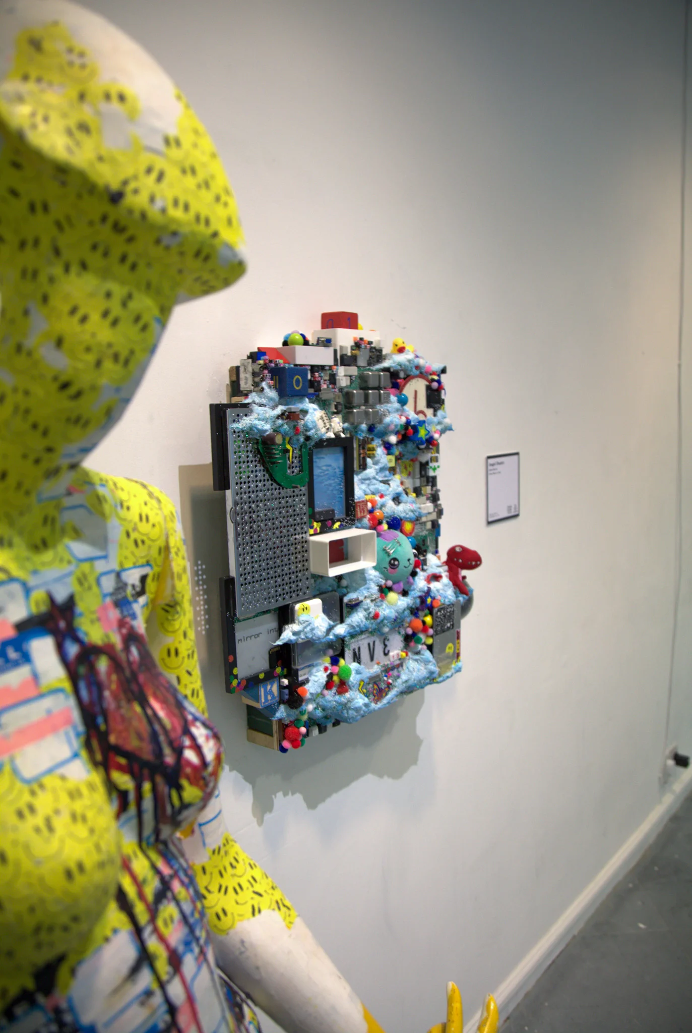 Screen surrounded by wires, with a plate on a webbrowser